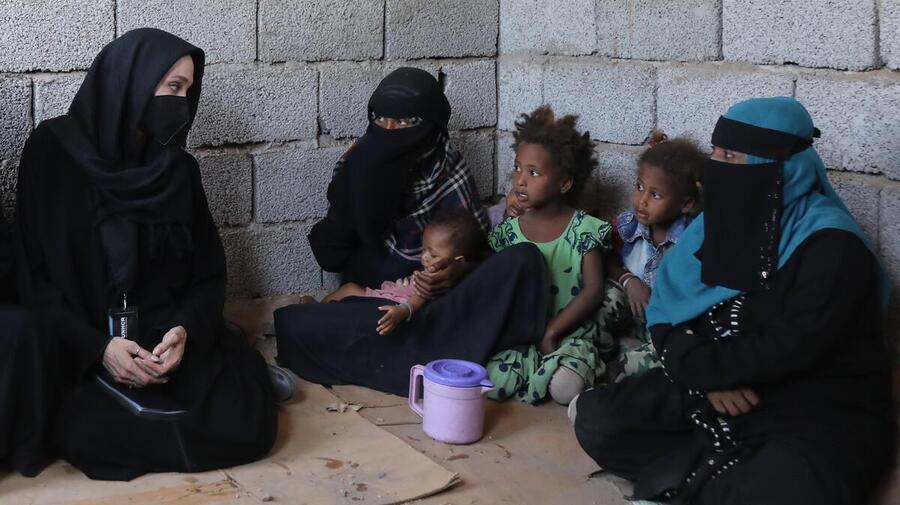 Yemen. UNHCR Special Envoy visits displaced Yemeni women and men in Lahj