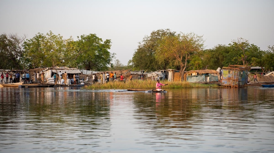 South Sudan. Residents battle to keep waters at bay in flood-prone remote town