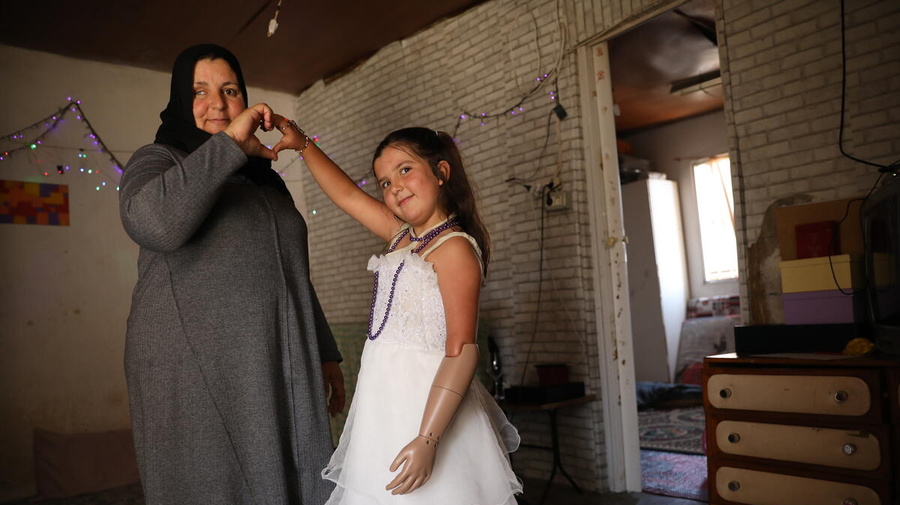 Saray y Safiyah, su madre, en su apartamento en Beirut, la capital de Líbano.