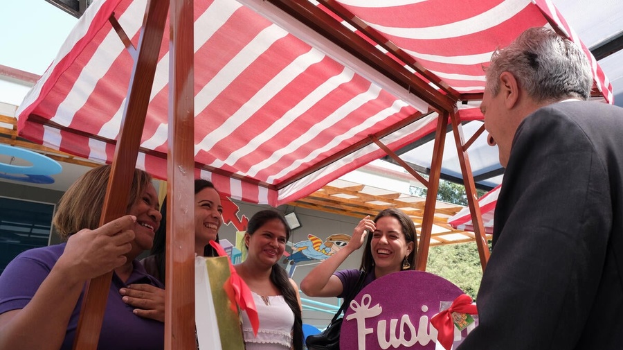 Filippo Grandi, Alto Comisionado de las Naciones Unidas para los Refugiados, se entrevistó con emprendedores refugiados y migrantes en Guayaquil, Ecuador.