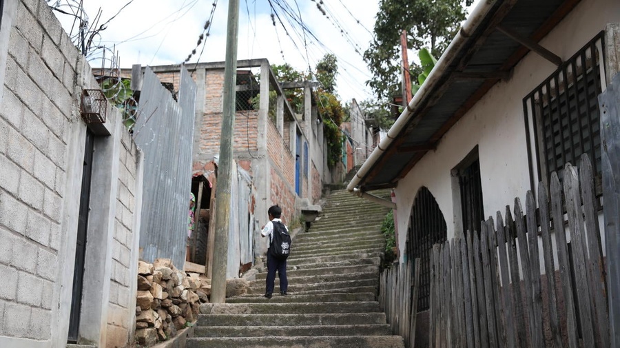 Un niño en el barrio de Rosalinda, en Tegucigalpa, Honduras, conocido por sus altos índices de criminalidad.