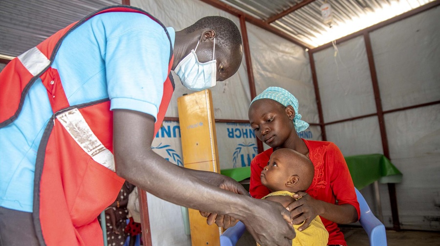 En el campamento de refugiados de Kakuma, Kenia, un niño en riesgo de desnutrición recibe tratamiento en una clínica de nutrición.