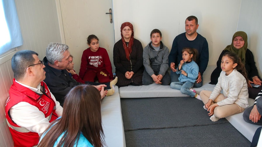 Türkiye. High Commissioner visits Turkish family sheltering in Hatay centre