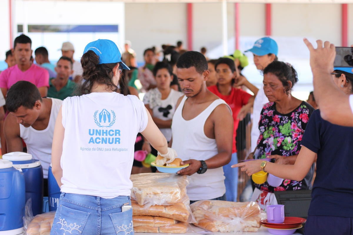 UNHCR workers help Venezuelan families who had been sleeping in Simon Bolivar public square in Boa Vista to settle in at the Jardim Floresta shelter.