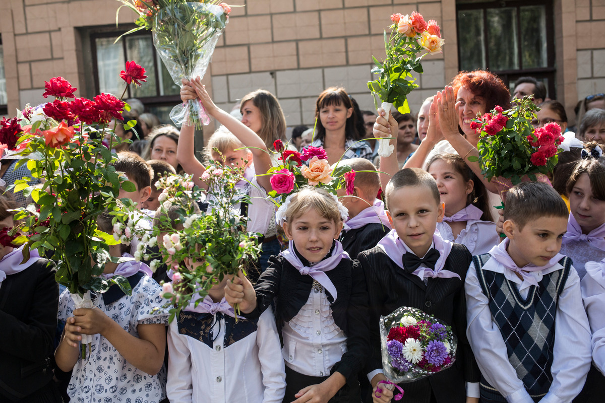 Ukraine. Children of embattled Luhansk start new school year hoping for peace