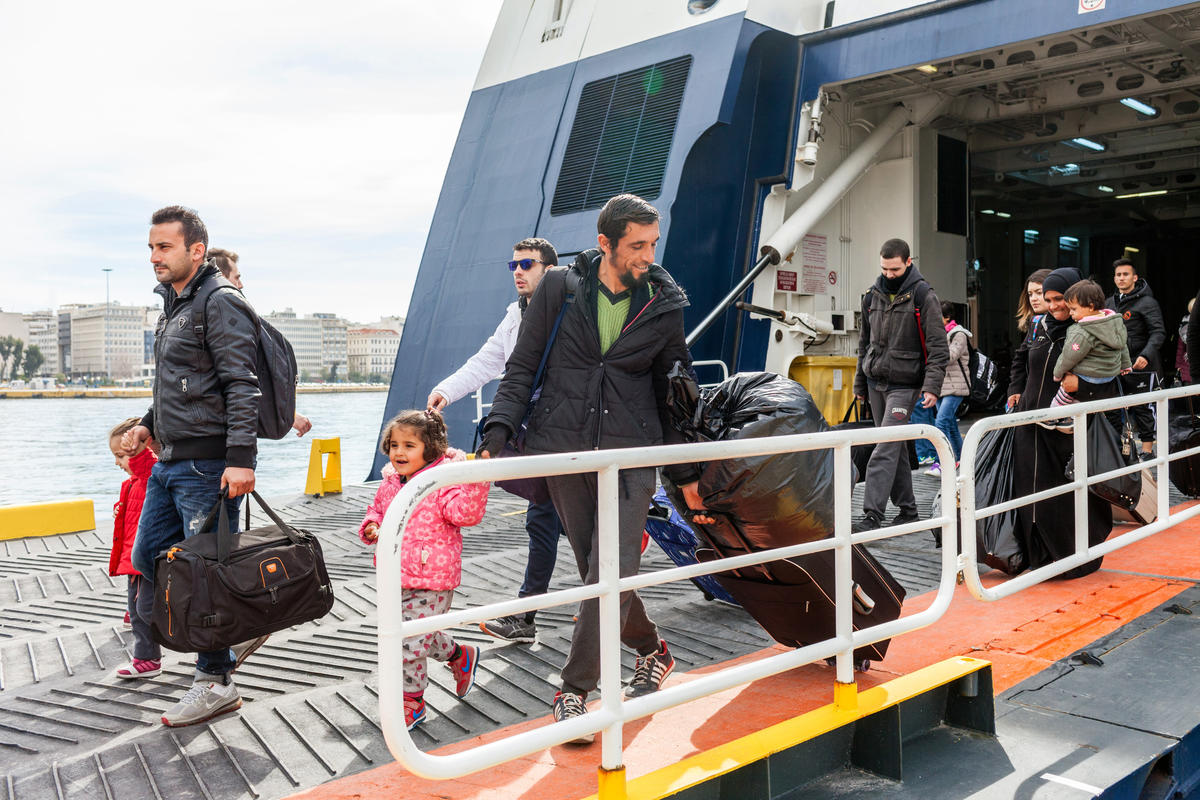 Greece. ESTIA programme transfers family from Samos to mainland