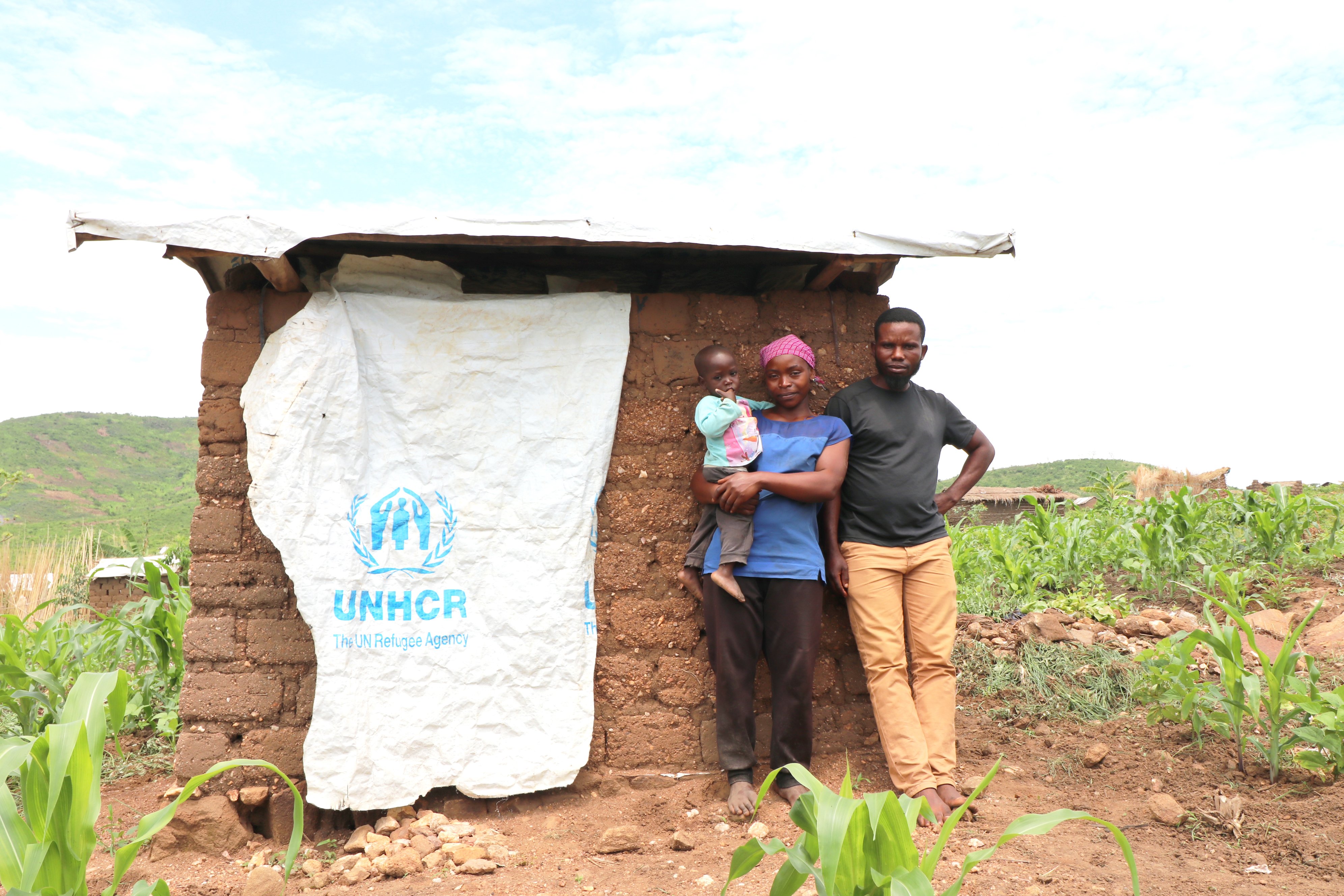 DRC. Burundian refugees build toilets