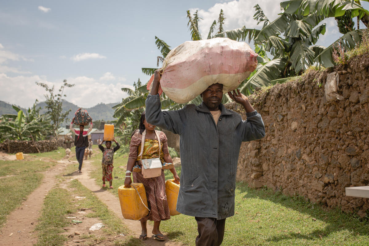Uganda. Some families who fled clashes return home to DRC from Uganda