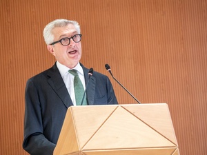Filippo Grandi delivers a speech from behind a lectern.