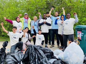 Participants of REACH, Refugee Education and Adventure Challenge, take part in a Chicago River Day cleanup in the West Ridge community. © REACH