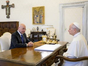 The United Nations High Commissioner for Refugees, Barham Salih, is received by His Holiness Pope Leo XIV, in the Holy See. In the picture, the two men are sitting one in front of the other at a desk.