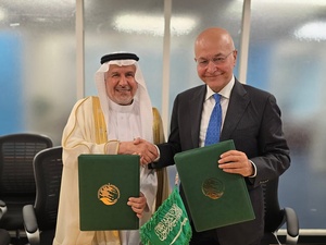 مراسم التوقيع المفوض السامي ومعالي الدكتور عبد الله بن عبد العزيز الربيعة