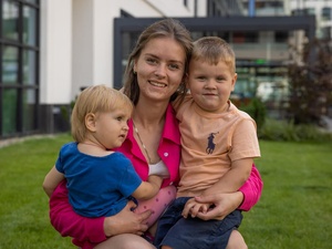 Ella, a refugee from Ukraine, with her children Zlata, 1, and Matvii, 3.