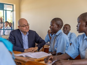 Barham Salih speaks to refugee students in a classroom