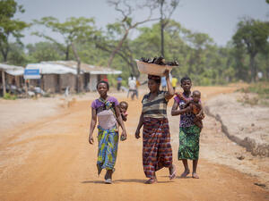 Zambia. UNHCR Chief meets Congolese and local traders at Mantapala market