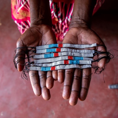 Kenya. UNIQLO and MADE 51 partner to produce 12,000 bracelets