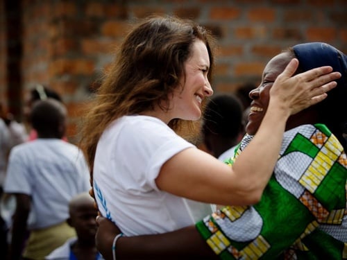UNHCR Goodwill Ambassador Kristin Davis in the Democratic Republic of the Congo with Sister Angelique Namaika, a past Nansen Refugee Award winner. 