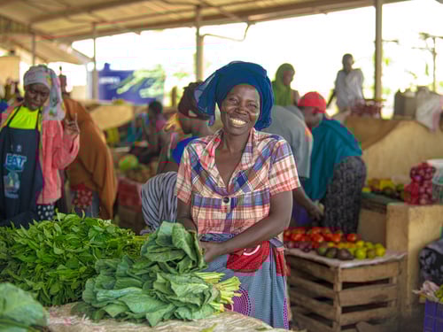 En 2019, Serafina, una refugiada de Burundi en el asentamiento de Kalobeyei, en Kenya, abrió un puesto de vegetales con una subvención otorgada por socios de ACNUR del sector privado.