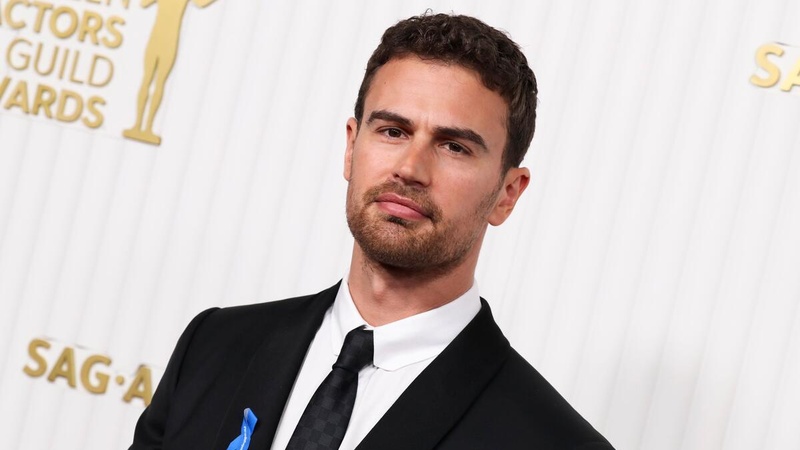 United States. UNHCR High Profile Supporter Theo James wears a blue ribbon in solidarity with refugees at the 2023 SAG Awards
