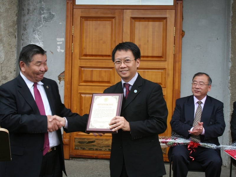 Dr. Lam accepting an honorary award