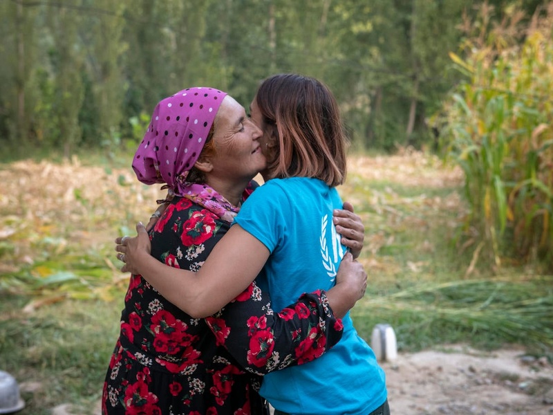 Anita Rani, UNHCR High Profile Supporter talking to a formerly stateless person, Shirmonkhon Saydaliyeva