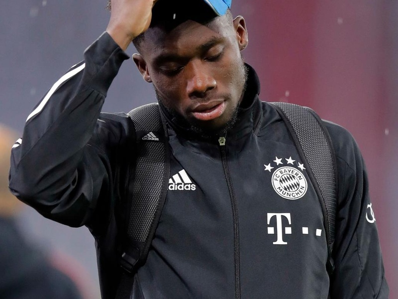 Alphonso Davies wears the UNHCR blue cap before a soccer game.