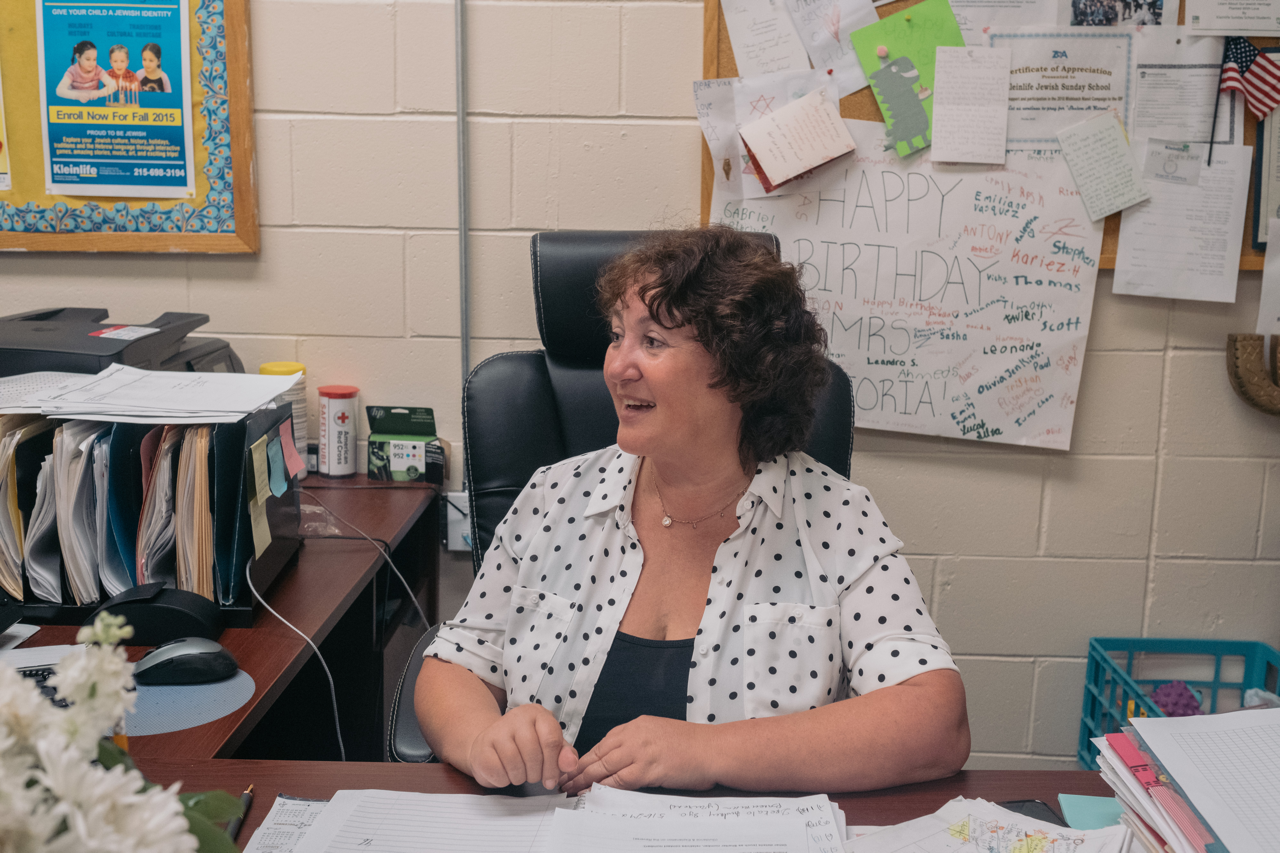 Victoria Faykin, Vice President at KleinLife, engaging with Ukrainian refugee children who are part of the community center’s summer program. 