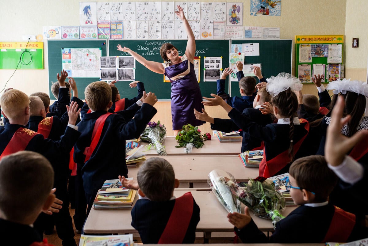 Ukraine. Children of embattled Luhansk start new school year hoping for peace