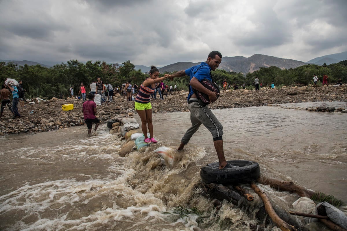 Colombia. Venezuelans risk life and limb to seek help