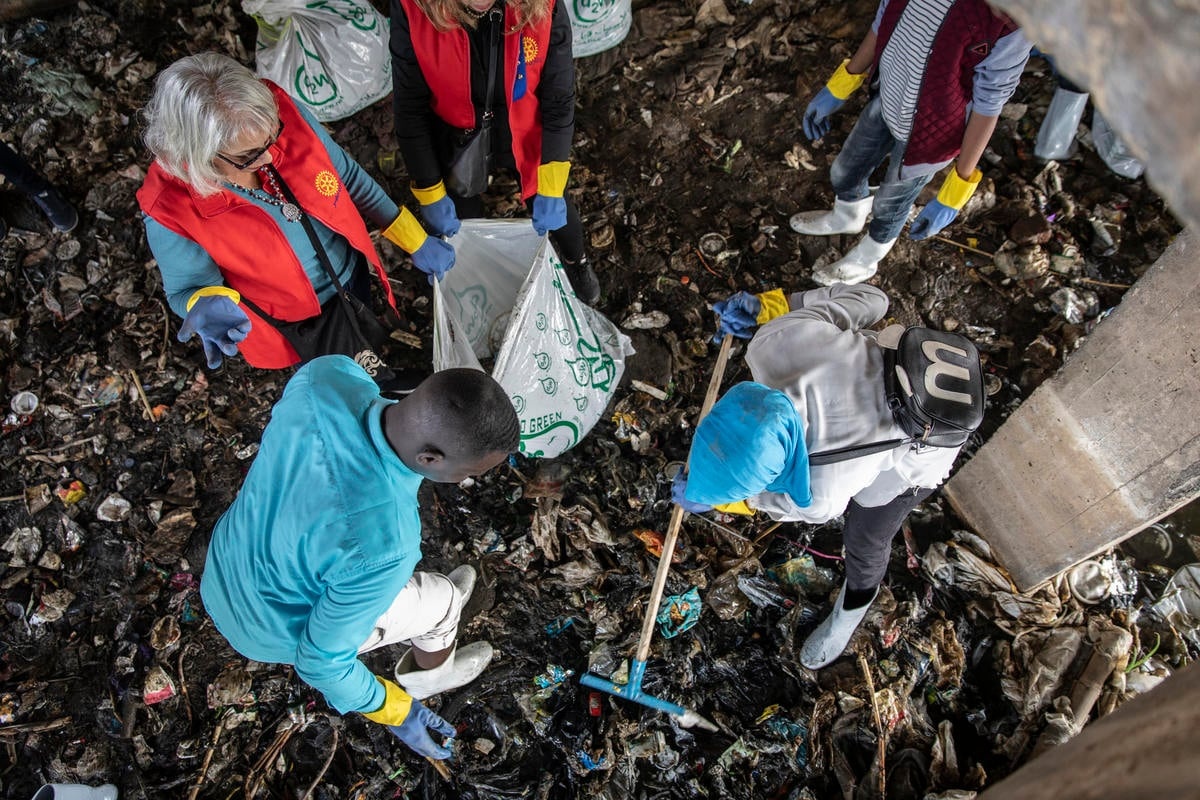 Egypt. Refugees and locals clean the Nile together