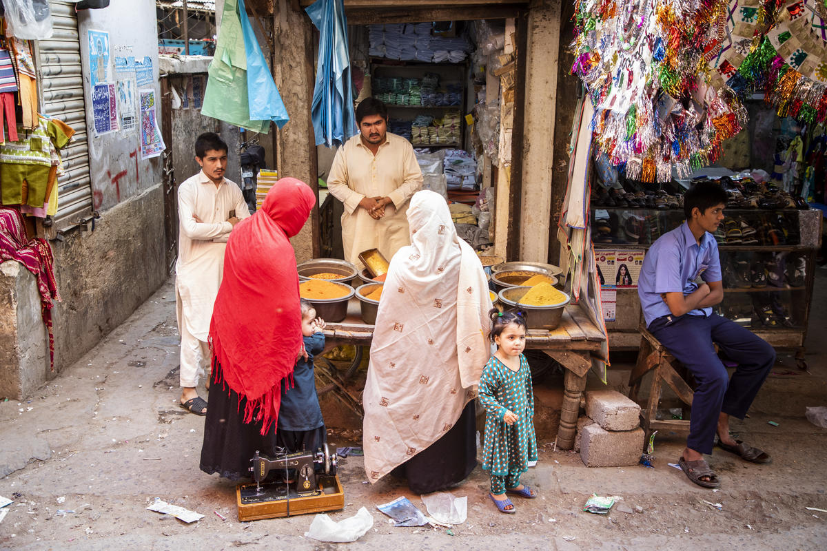Pakistan. Afghan refugees benefit from law allowing them to open bank accounts