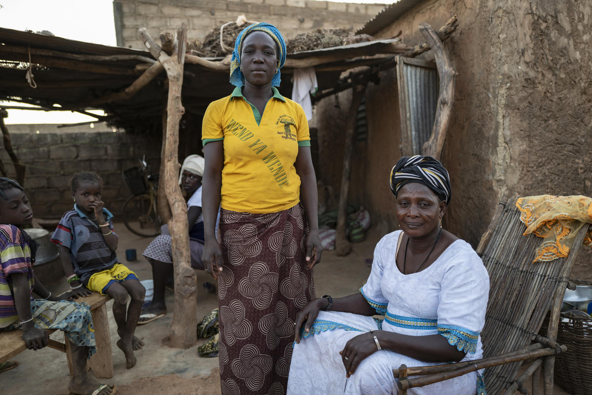 Burkina Faso. High Commissioner meets IDPs hosted by local community.