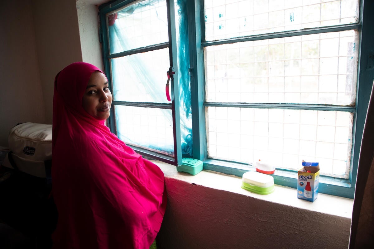 Rwanda. High Commissioner visits refugees in transit from Libya