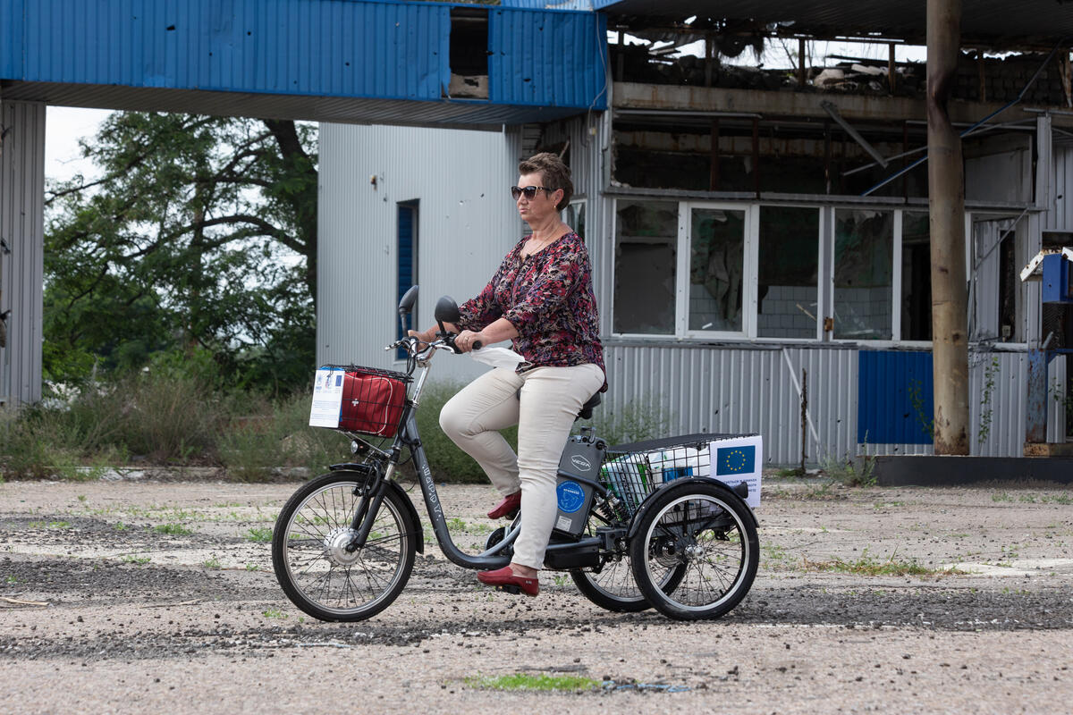 Ukraine. Volunteer cyclists deliver aid to isolated communities