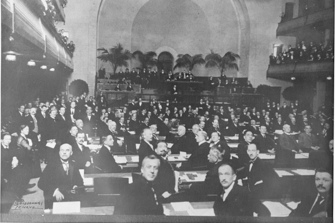 Black and white photo of a conference of the League of Nations 
