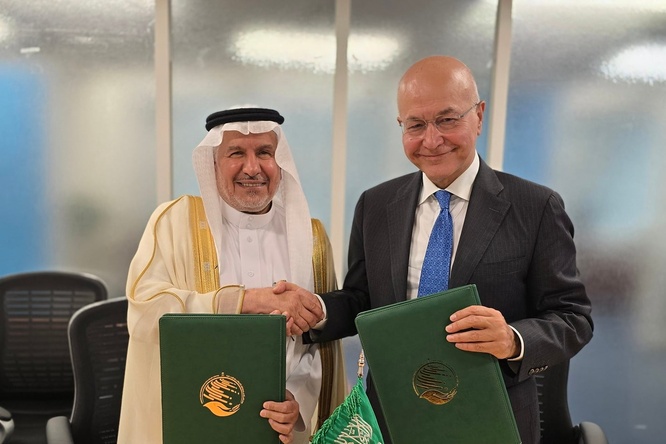 مراسم التوقيع المفوض السامي ومعالي الدكتور عبد الله بن عبد العزيز الربيعة
