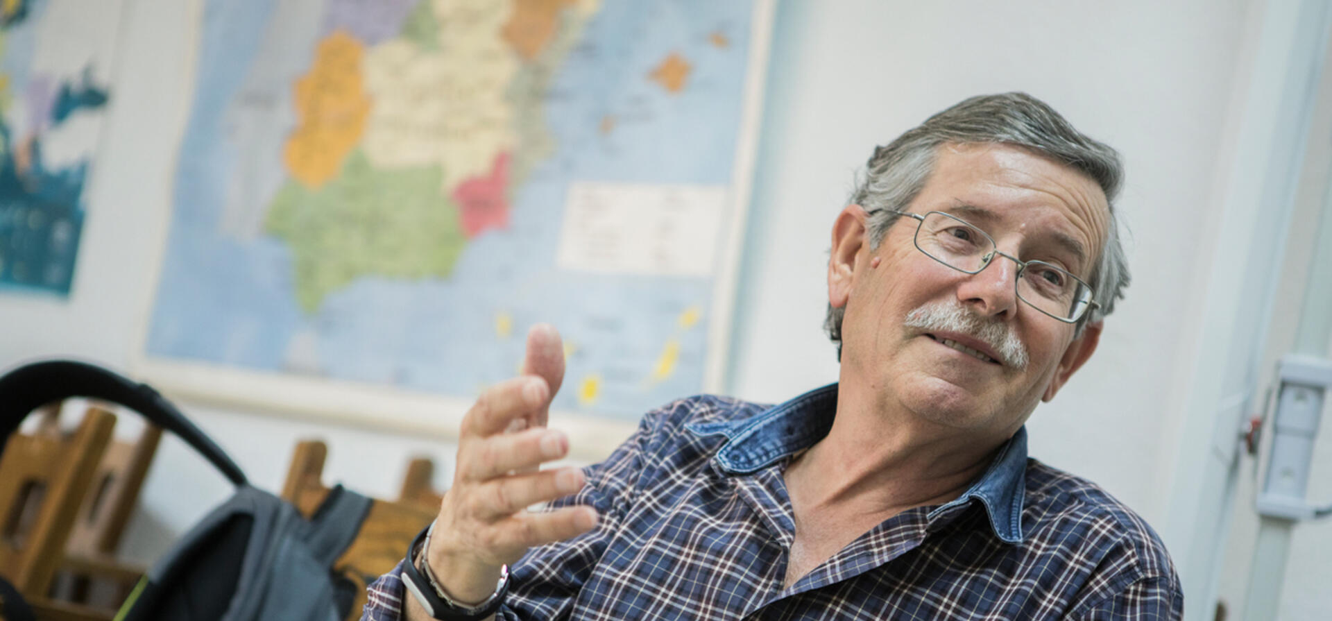 Volunteer teaches Spanish to young Syrian refugees