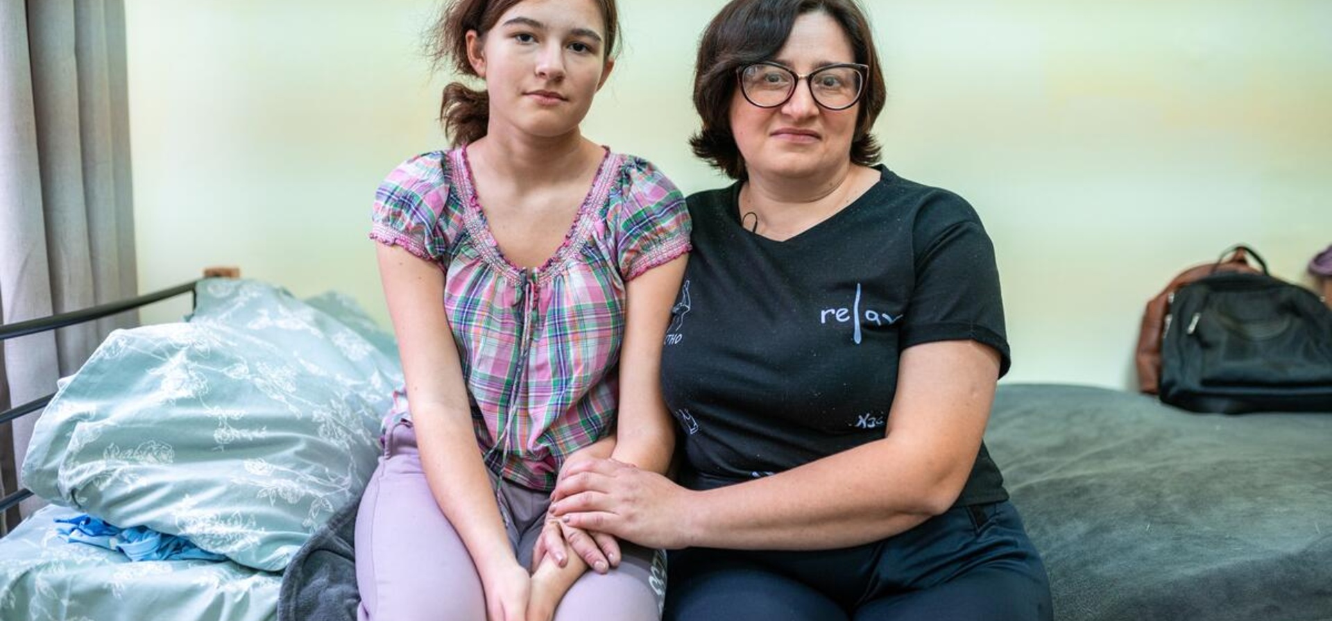 Natalia Artiukh y su hija, quienes se trasladaron al hospital desde Zaporiyia, Ucrania en junio con otros miembros de su familia.