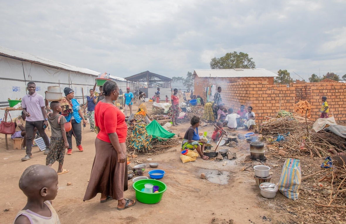 Groups of Congolese refugees in an overcrowded refugee site.