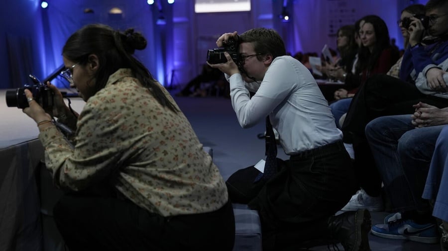 High school students are taking pictures of the UNHCR-Ouest France event to mark the 29th Bayeux Calvados-Normandy Award for War Correspondents.