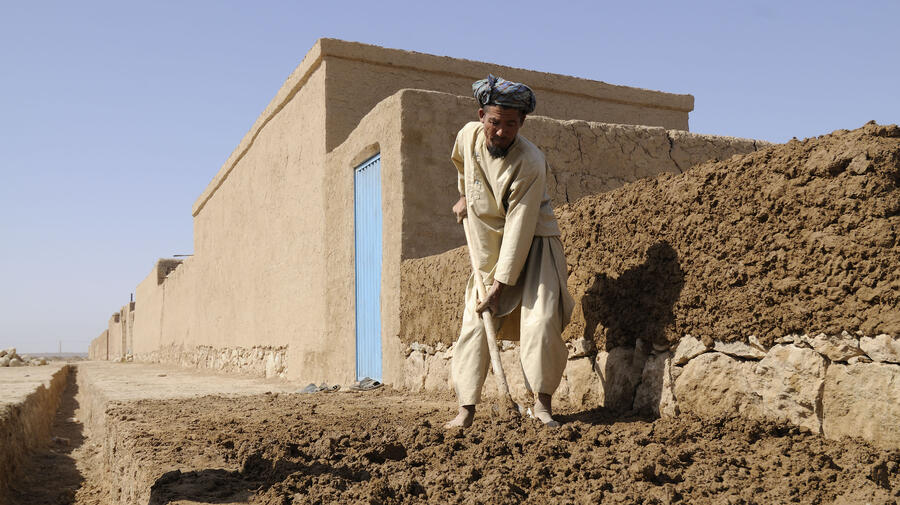 A refugee returnee in Mazar-e-Sharif builds a new home with assistance from UNHCR.