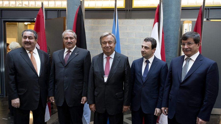 High Commissioner for Refugees António Guterres flanked by the ministers from Turkey, Lebanon, Iraq and Jordan at the start of today's meeting in Geneva.