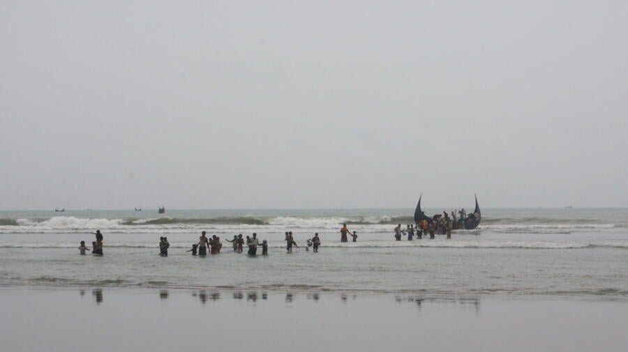 Bangladesh. Rohingya families flee Myanmar by land and sea