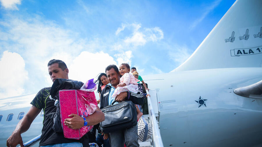 Relocation flight moves 225 Venezuelans to 14 different Brazilian cities for the Interiorization Programme