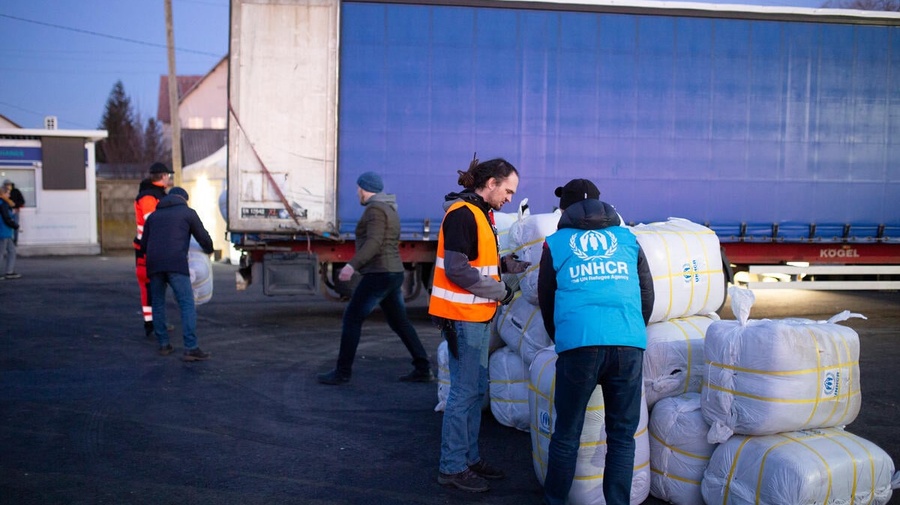 Ukraine. UNHCR distributes blankets to people waiting to cross the border to Poland
