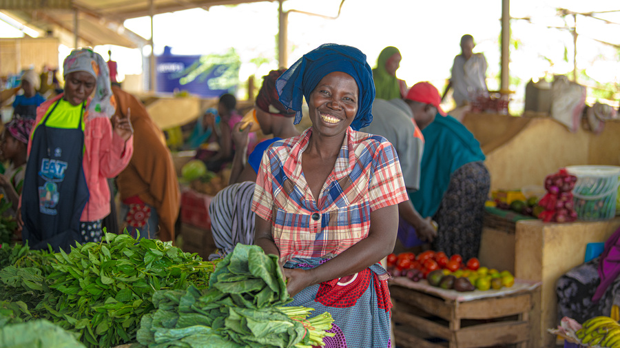 En 2019, Serafina, una refugiada de Burundi en el asentamiento de Kalobeyei, en Kenya, abrió un puesto de vegetales con una subvención otorgada por socios de ACNUR del sector privado.