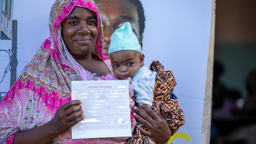 Laila Rashidi, de 48 años y madre de 10 hijos de la comunidad de Pemba, en Kenia, recoge el certificado de nacimiento de su hijo.
