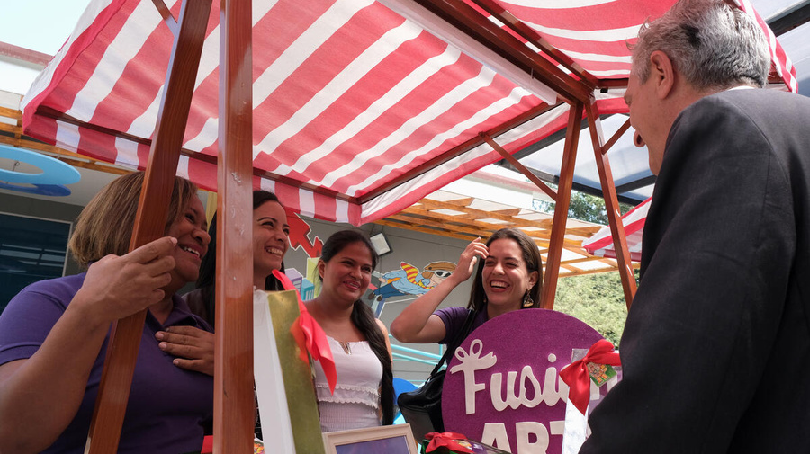 Filippo Grandi, Alto Comisionado de las Naciones Unidas para los Refugiados, se entrevistó con emprendedores refugiados y migrantes en Guayaquil, Ecuador.